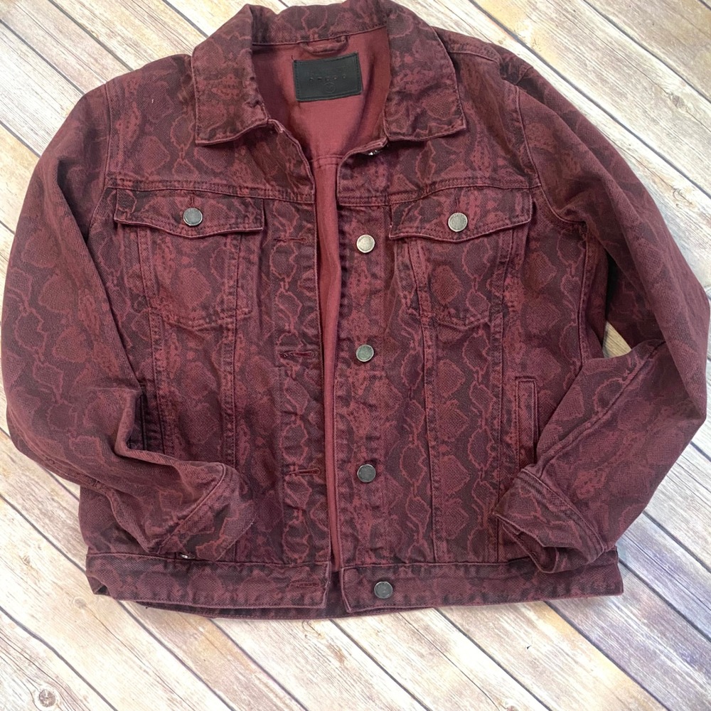 BlankNYC Women's Burgundy Snakeskin Print Denim Trucker Jacket Black/Red M